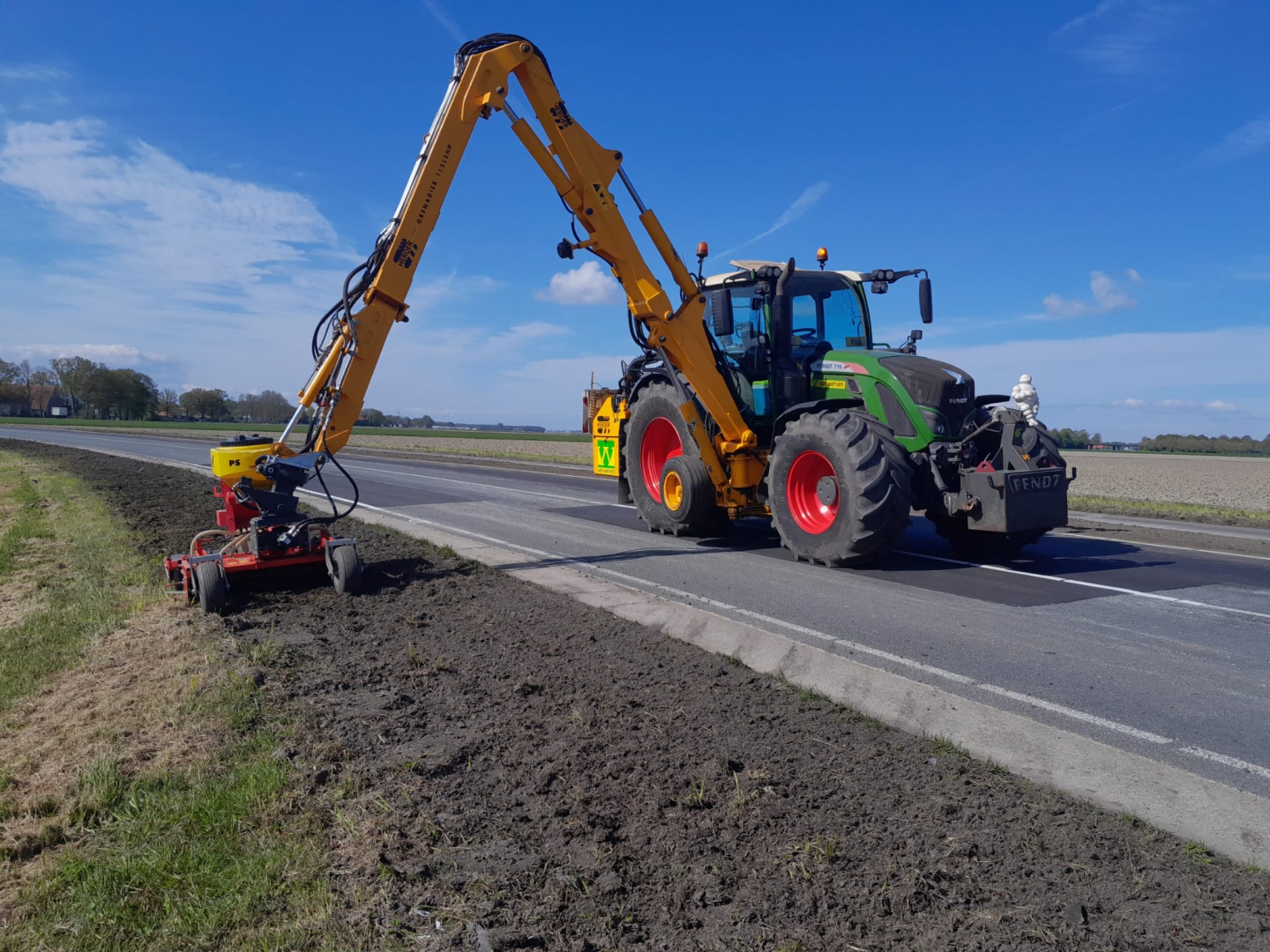 Trekker met herder en zaaimachine