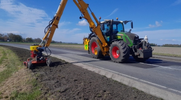 Trekker met herder en zaaimachine